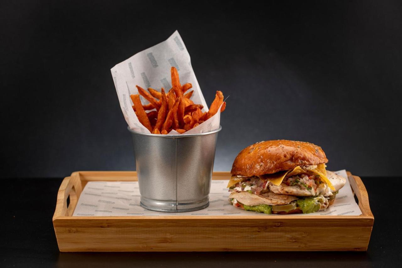Le Méridien City Centre Bahrain Manama Extérieur photo A burger and fries