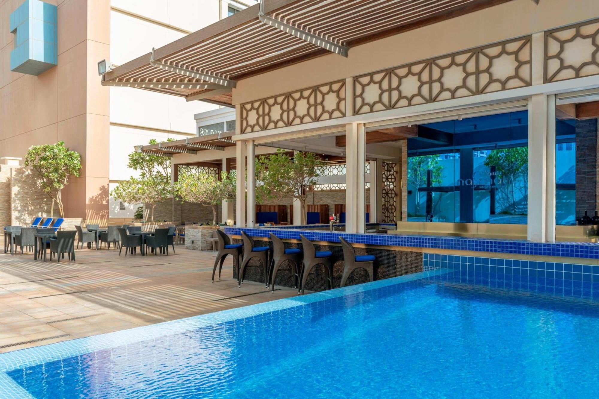 Le Méridien City Centre Bahrain Manama Extérieur photo The pool at the hotel
