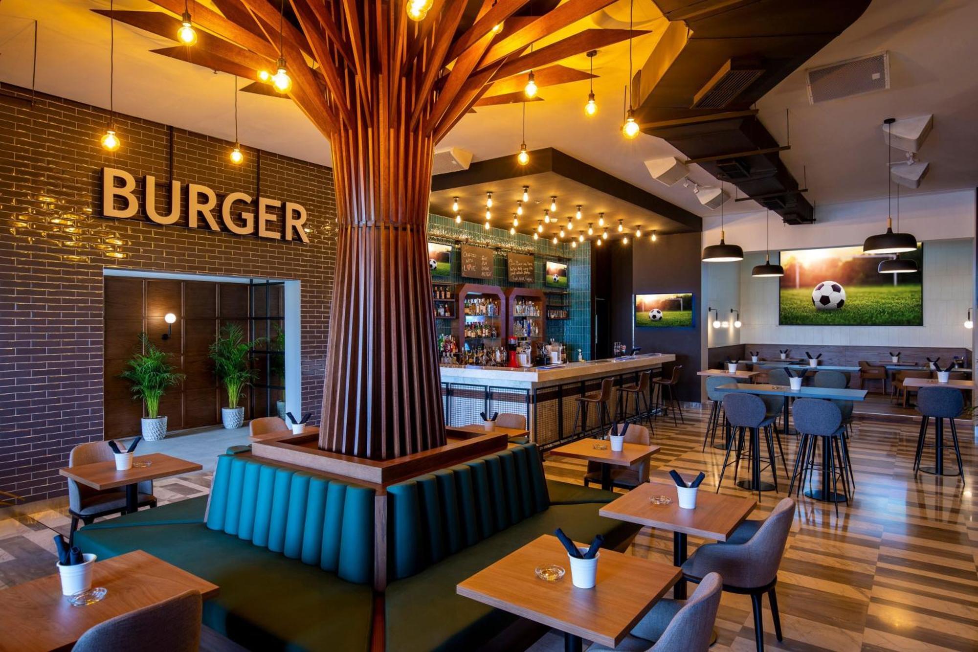 Le Méridien City Centre Bahrain Manama Extérieur photo Burger restaurant in the airport