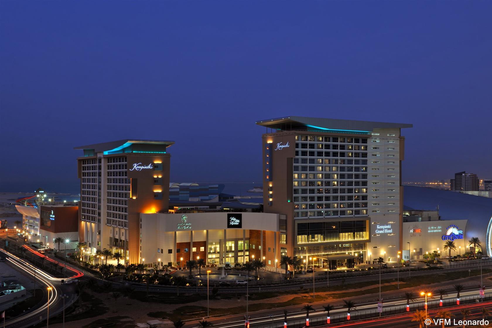Le Méridien City Centre Bahrain Manama Extérieur photo The Sheraton San Diego Hotel and Marriott Hotel at night